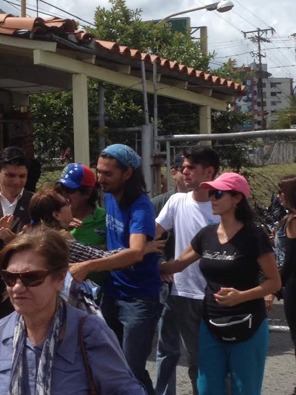 Meridapula's tweet image. Profesor Rafael Cuevas fue liberado bajo medidas cautelares por el Tribunal 3 de Control. apulaprensaonline.blogspot.com