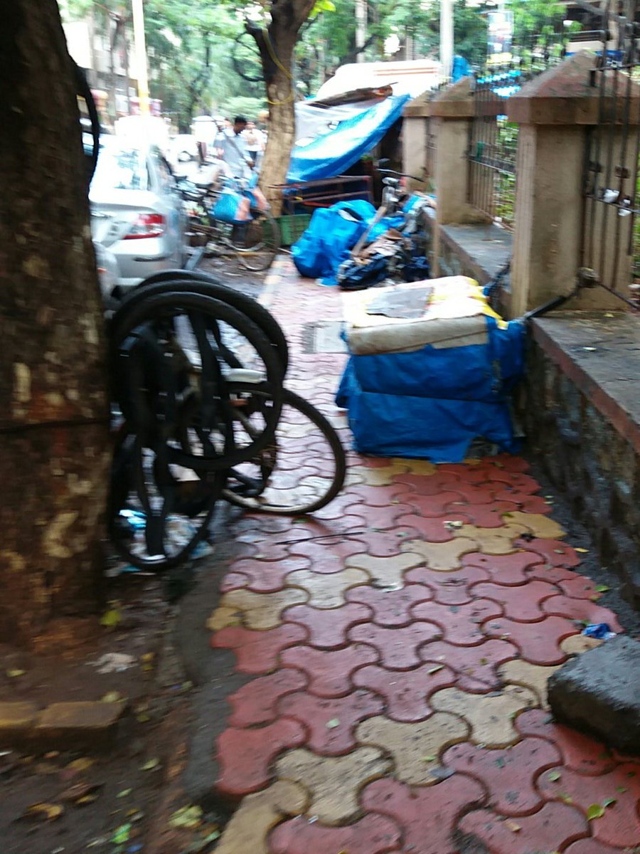 khambete's tweet photo. @MumbaiRTO @MumbaiPolice Day 4- No car today
But scrap kept by hawker on the same patch. https://t.co/KoYelQHy6b