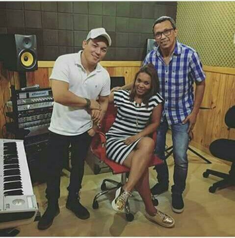 OficialCmqb's tweet photo. Com a produção de @Rocamarao e @dedestudio, @CarlaMaues inicia seu trabalho solo. Em breve lançará #MinhaTribo música de sua autoria. https://t.co/hfehF8mogh