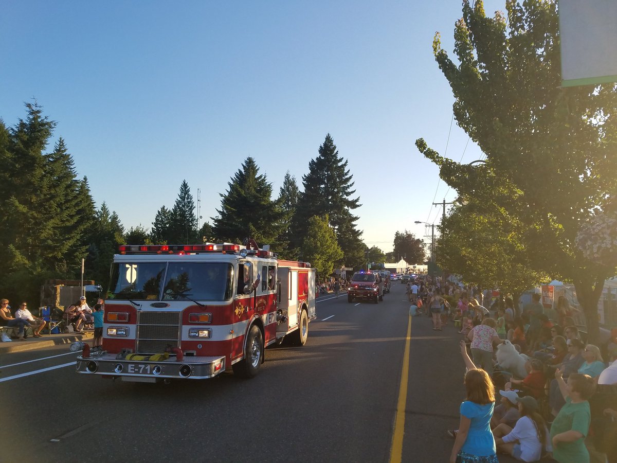 SandyMtnFest's tweet photo. I'm not driving so the lights &amp; sirens can only mean 1 thing: the parade is coming to a close. No worries, this is just the start. #smf2017 https://t.co/qilwQgRDkf