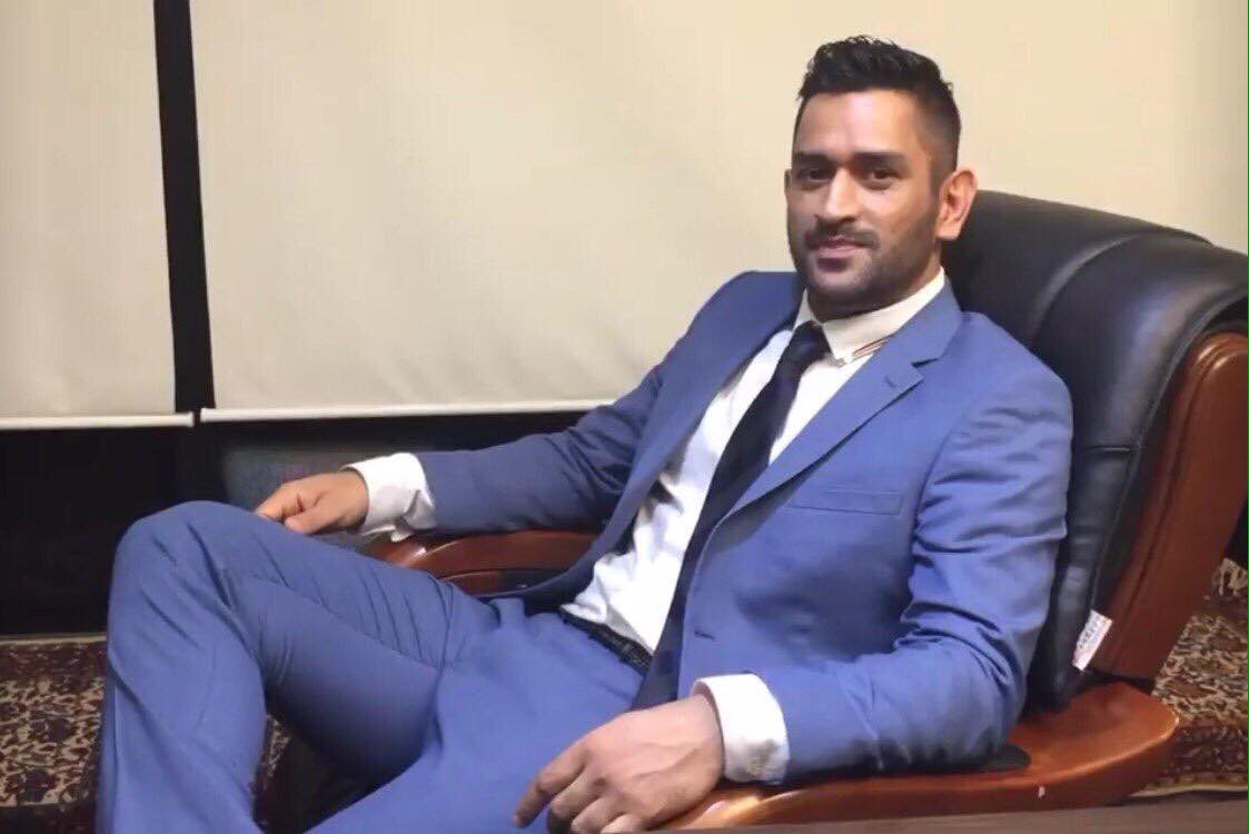 Amirthavarshyny's tweet photo. If u cant outplay them, outwork them ! Happiee bday Mahendra Ji 😘❤ No1 in the field, No1 in the hearts 😍✌ @msdhoni #HappyBirthdayMSD https://t.co/wMadjVwppP