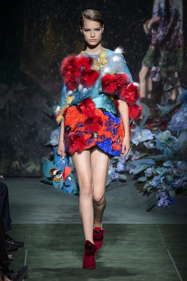 trendencias's tweet photo. Fendi cierra la Semana de la Moda Alta Costura con una colección que te hará soñar https://t.co/udjhdcRuwy https://t.co/BsWmHbi9nq