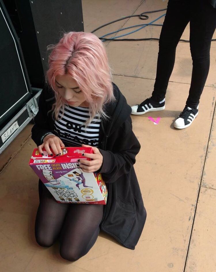 petiteprincxss's tweet photo. hi i'm emily and froot loops are my favorite. wanna help me out with a few rts? https://t.co/oVEH1OdgEL