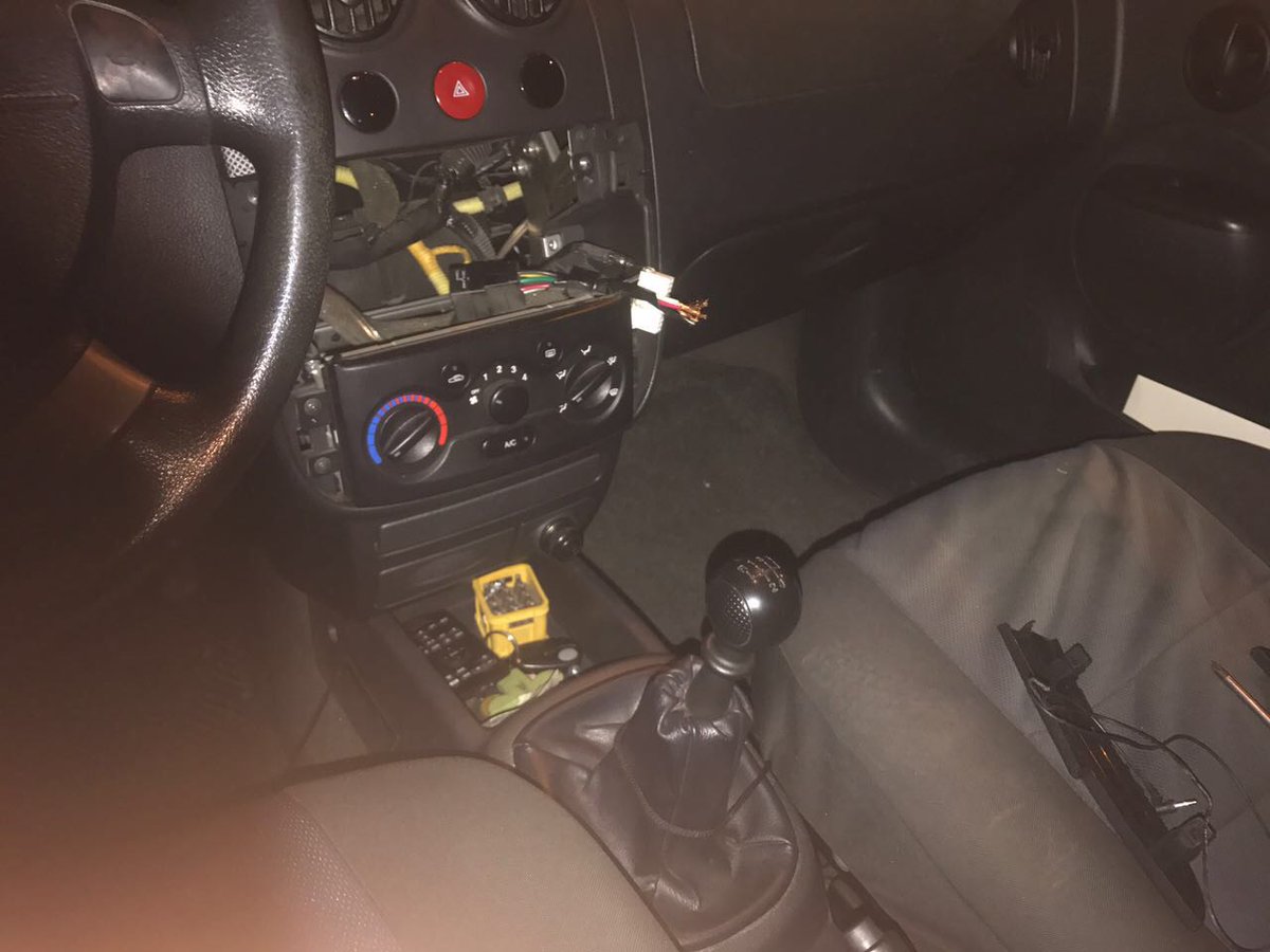 PoliciaEcuador's tweet photo. Capturado ciudadano en delito flagrante que robó radio de auto y que al escapar agredió a mujer policía, #DistEEspejo #LaJipijapa #DMQ https://t.co/Di5H5wOtdb