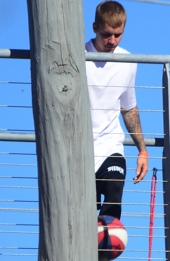jbcrewdotnet's tweet photo. July 7: #3 [More] Justin seen out in Sydney, Australia. https://t.co/V1MThAIhhU