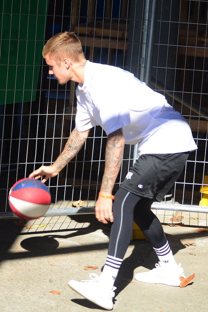 jbcrewdotnet's tweet photo. July 7: #2 [More] Justin seen out in Sydney, Australia. https://t.co/hgsb4GfIYv