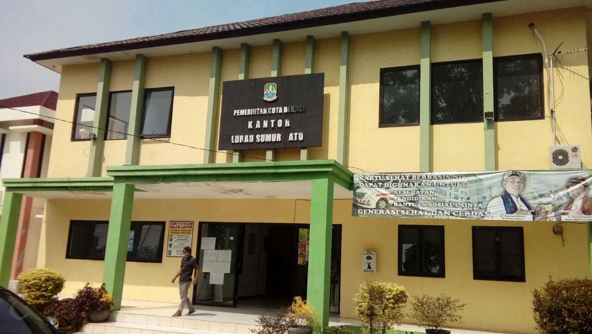 Berkantor di kel. Sumur Batu kec. Bantar Gebang, terlihat kurangnya kesadaran para pejabat &amp; aparatur kelurahan untuk menjaga kebersihan