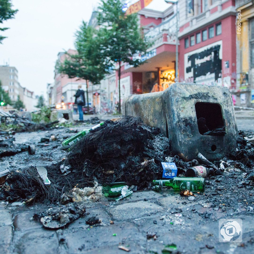 Eine verbrannte Mülltonne liegt in Hamburg nach Krawallen im Schanzenviertel.