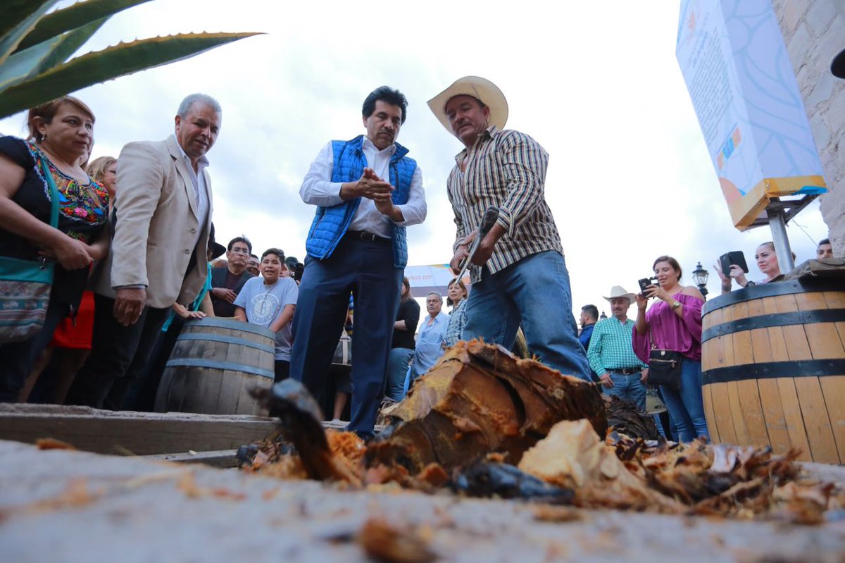 DrRamonEnriquez's tweet photo. Es un gusto apoyar a productores locales con el Festival del Mezcal. Los invito a consumir lo hecho en #Durango. https://t.co/shmd05LC2v