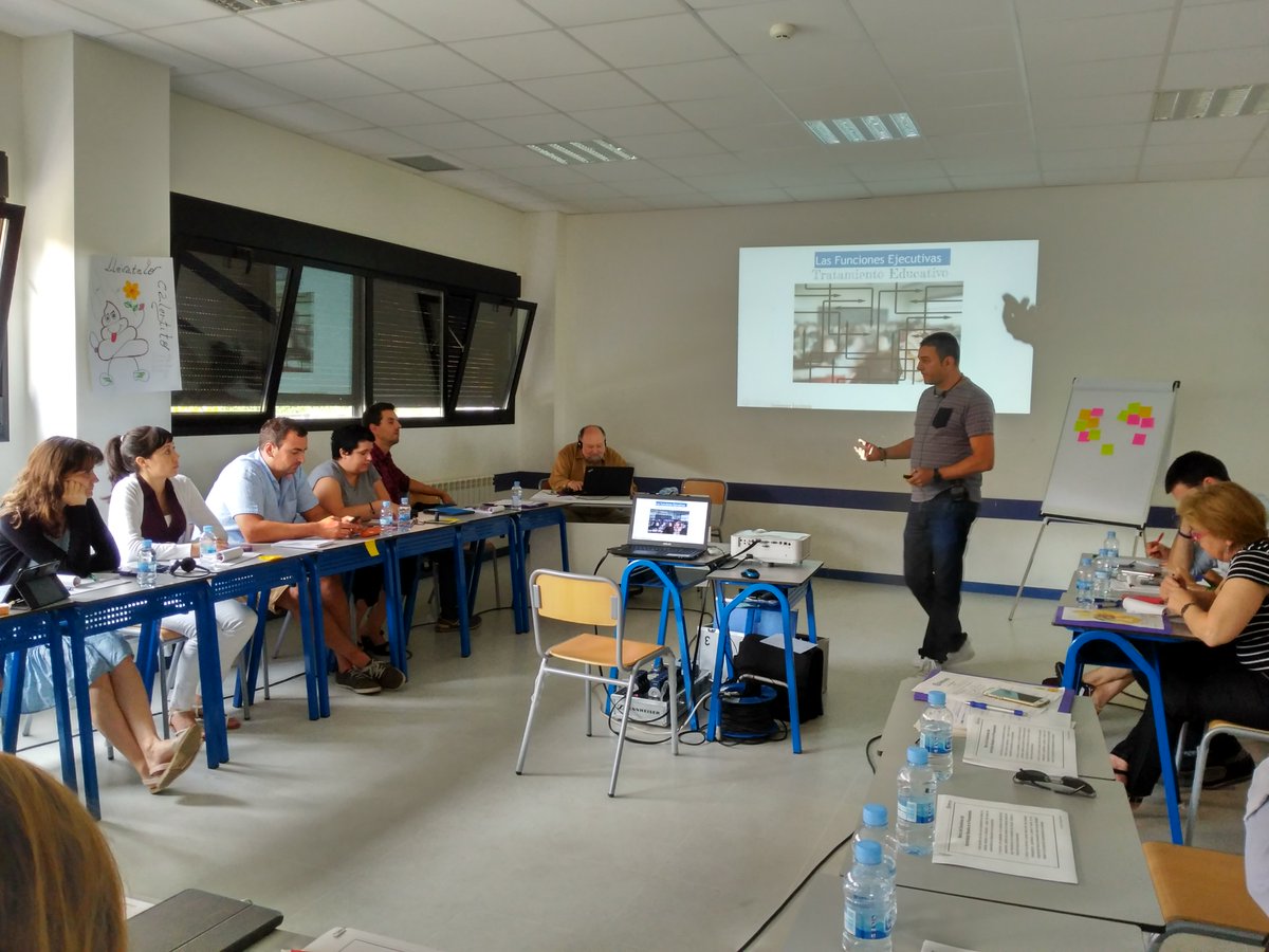 RobertSwartz2's tweet photo. @AMarquezOrdonez en el #SummerInstitute2017 hablando de Funciones Ejecutivas #inclusion #TBL #TeachThink https://t.co/q1Kslnnw6j