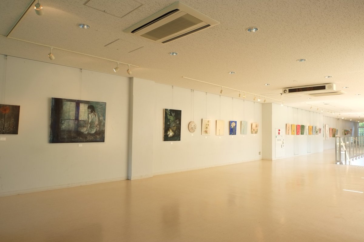和光大学表現学部芸術学科資料室 Information 現在のパレストラの様子 日本画ゼミの展示が開催中です みなさまぜひご覧ください