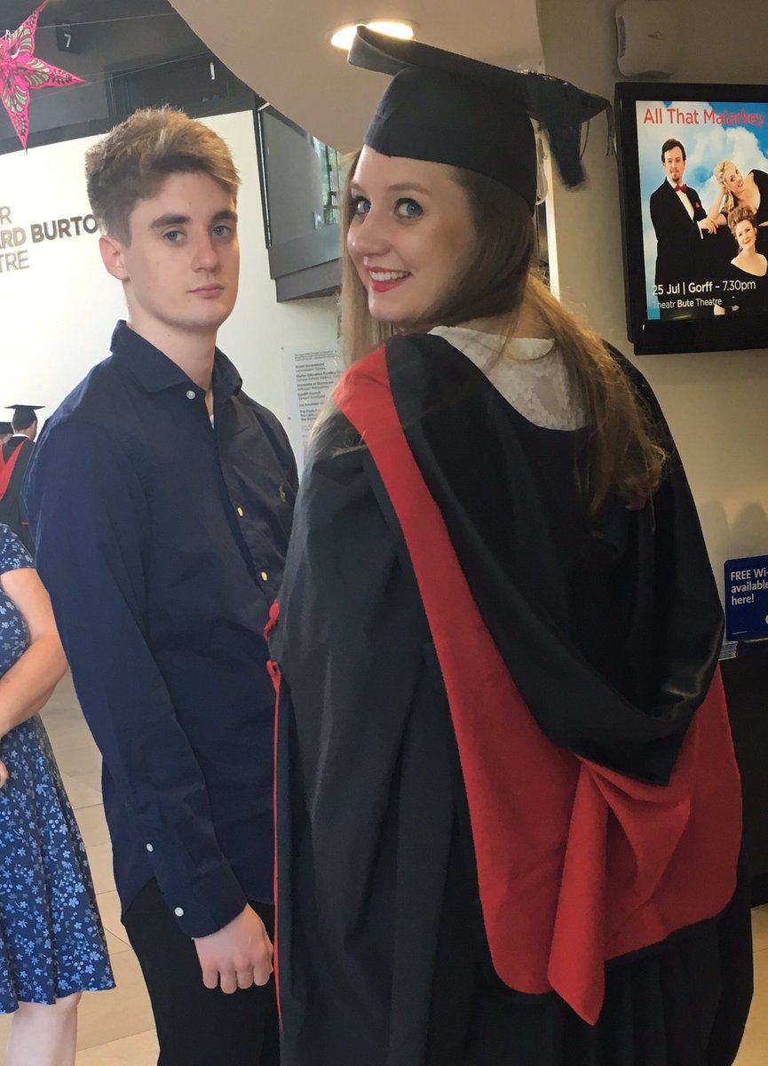 Wedi gorffen ar Oes Rhaid i Mi Ddeffro gyda <a href="/AradGoch/">Cwmni Theatr Arad Goch</a> ddoe, graddio heddiw, a cychwyn Dim Byd Ynni gyda @theatrbaracaws Dydd Llun. #meistr