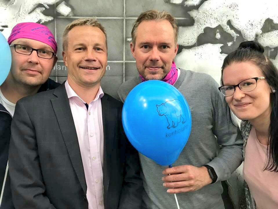 Veimme ilmapallot ja huivit Rookie Communications Oy:n yrittäjille! Hieno #sisällöntuotanto'yritys. #viestintä #Kontiolahti #Vaski #yritys