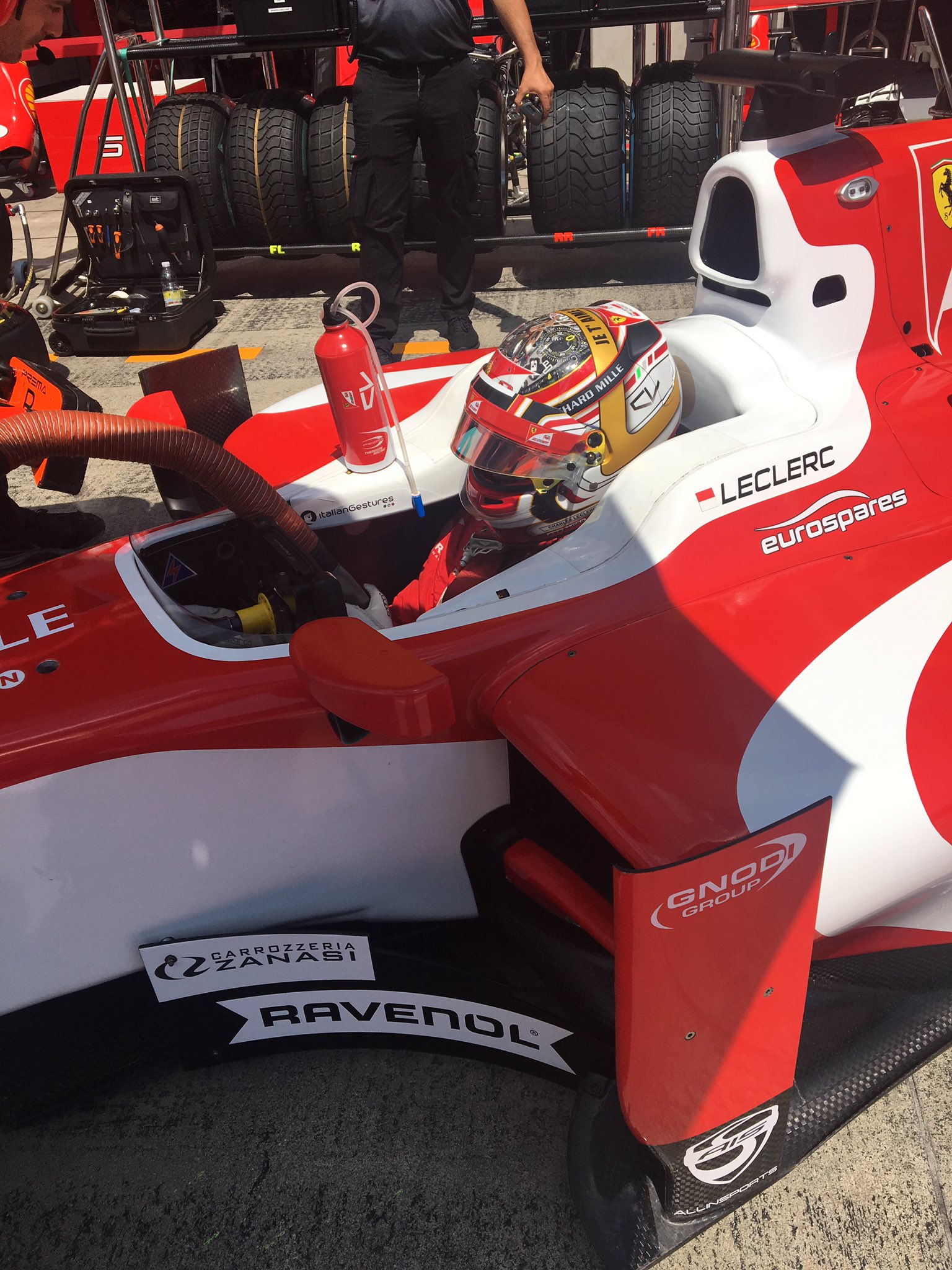 DEH8QqgXsAAr-xK?format=jpg&name=large