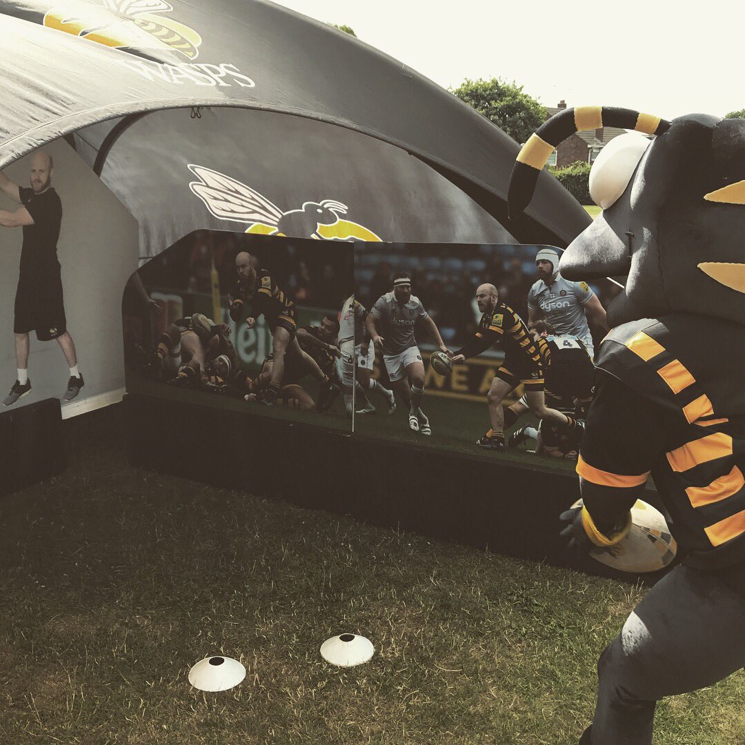 WaspsCommunity's tweet photo. Stings been busy here @ErnesfordPS Fun Day! Some great kicking and passing skills to show everyone #SuperSting 🐝🐝 https://t.co/E8PjNSV0ye