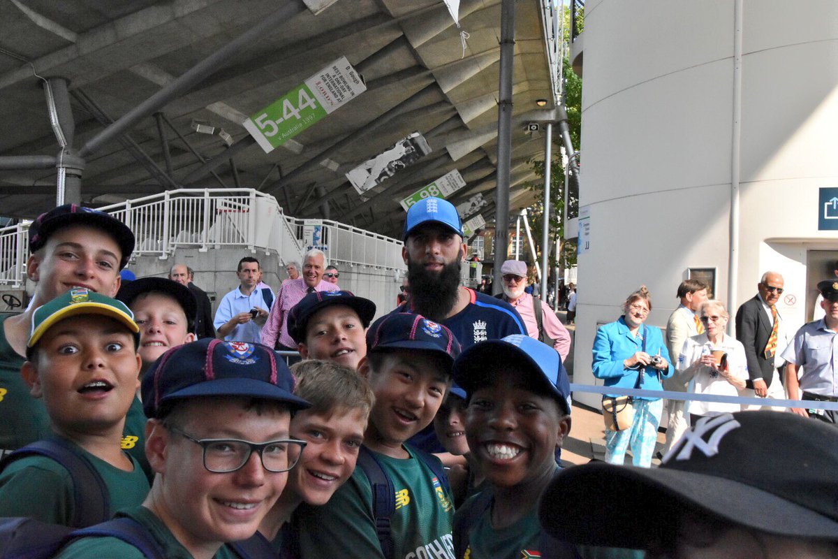 tvanvelden's tweet photo. SA vs England at Lords.
Meeting the players, including centurion Joe Root as well as former CHC Prep Old Aiden Markham. https://t.co/psfucTVwxw