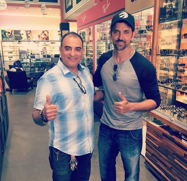 Spotboye's tweet image. .@iHrithik get snapped with a fan in #LA! 😍 #LosAngeles