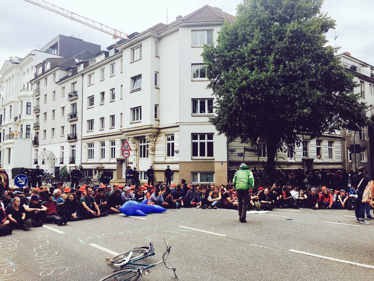 #DieLage Schwanenwik/Hartwicusstraße Andere Seite der Sitzblockade, hier grad Sprechchöre "One Solution – Revolution". #G20HAM17 #G20 #NoG20