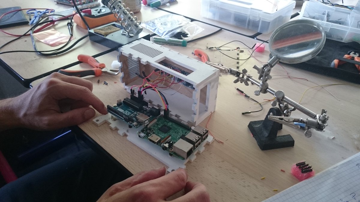 Projet_Arithmo's tweet image. Montage du premier boîtier #lpdawin #arithmo