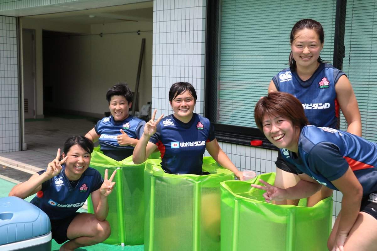 日本ラグビーフットボール協会 בטוויטר 女子日本代表 トレーニング後の一コマ アイスバスに入っているのは左から鈴木 彩夏選手 小林ちひろ選手 黒木理帆選手 後 長田いろは選手 手前 日向寺亜依選手 鈴木選手は明日の香港戦に先発no 8でメンバー入り 初