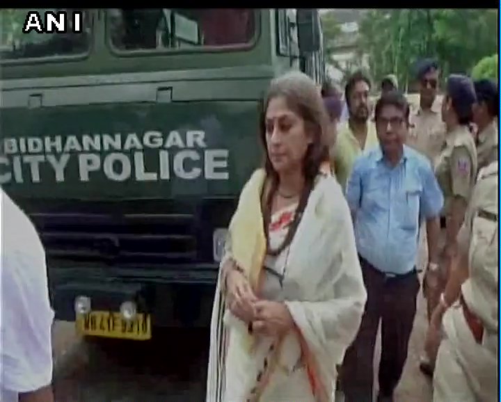 ZeeMPCG's tweet image. #BREAKING 
पश्चिम बंगाल: #बीजेपी सांसद रूपा गांगुली को पुलिस ने बशीरहाट जाते हुए हिरासत में ले लिया #bashirhat #RoopaGanguly