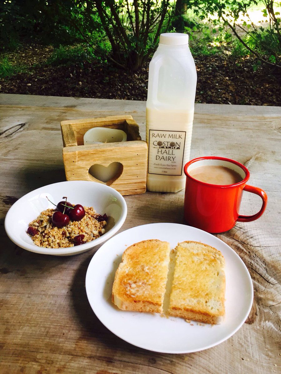 Al fresco breakfast #costonhalldairy #norfolkrawmilk #rawmilkrevolution #homemadegranola