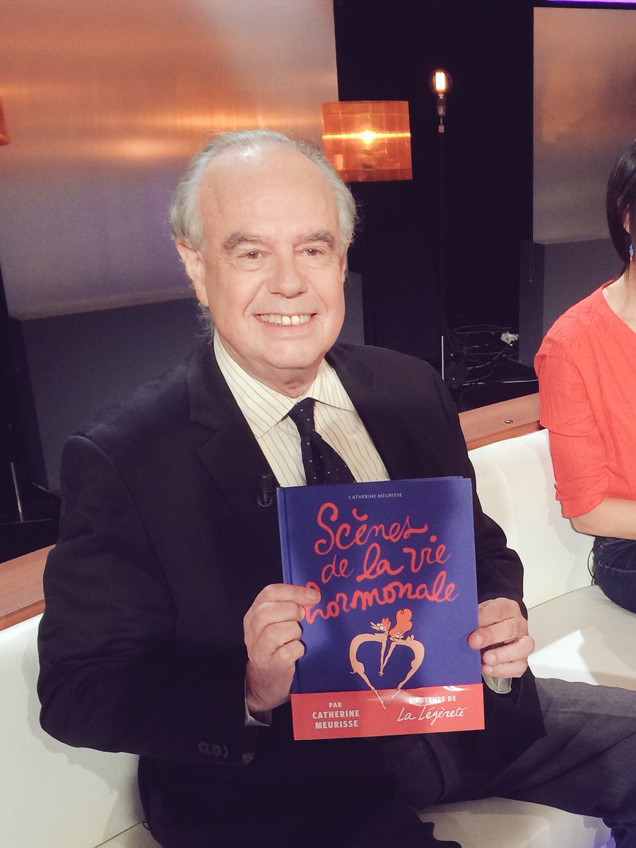 #BestOf 📸
Nous avons eu le plaisir de recevoir #FrédéricMitterrand cette saison. 
Ici en pleine lecture de la BD de Catherine Meurisse ! 🖍📖