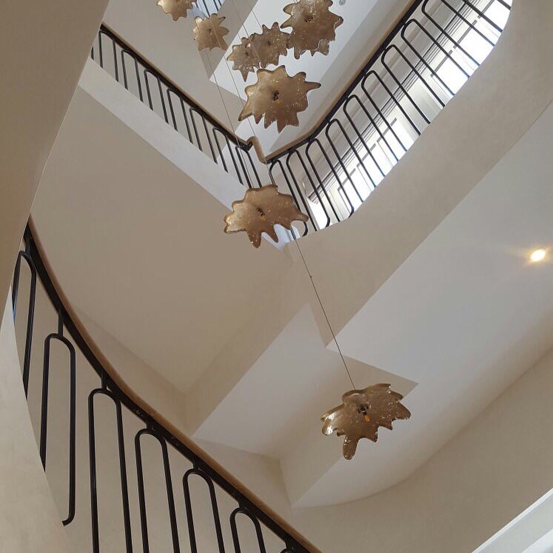 calfecrimmings's tweet photo. Soft silver #paintfinish to entire #stairwell and adjoining rooms #bespokewall #polishedplaster #luxurydesign #stair https://t.co/7xpDvZRmbF