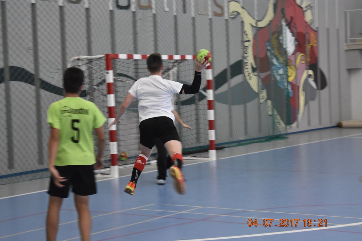 Intensos entrenamientos de mañana y tarde, separando los niños por grupos según su nivel para realizar ejercicios específicos. Grandes: