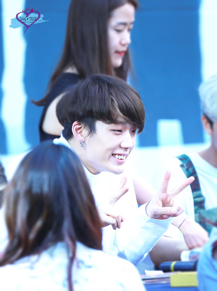 kimbobbyx's tweet photo. Peace out! ✌️✌️ https://t.co/yQGcaUTWCg
