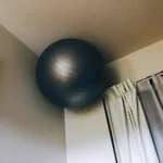これはビビるｗ天井にバランスボールをくっつけて忘れた時に見たら驚く!