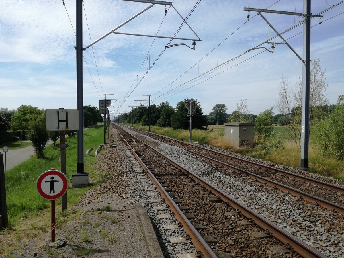 JulienGivart's tweet photo. @FastGoodCuisine depuis cette petite gare perdue pdt un trainspotting je vais de ce pas matter ta vidéo 😀 #teamsnap #fastgoodteam https://t.co/o1Ybx2eWxo