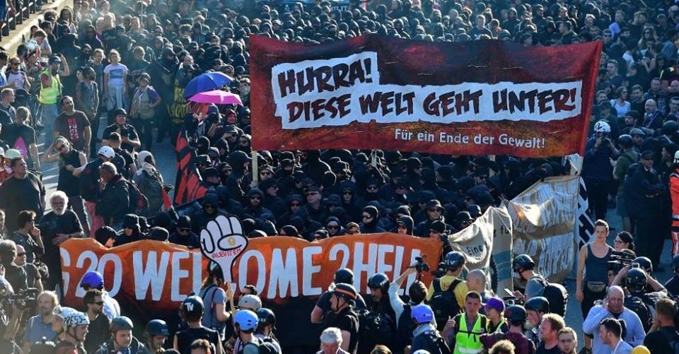 Rachel_Blade's tweet image. Hamburgo on fire! #Antikap_Camp #NoG20 #WelcomeToHell