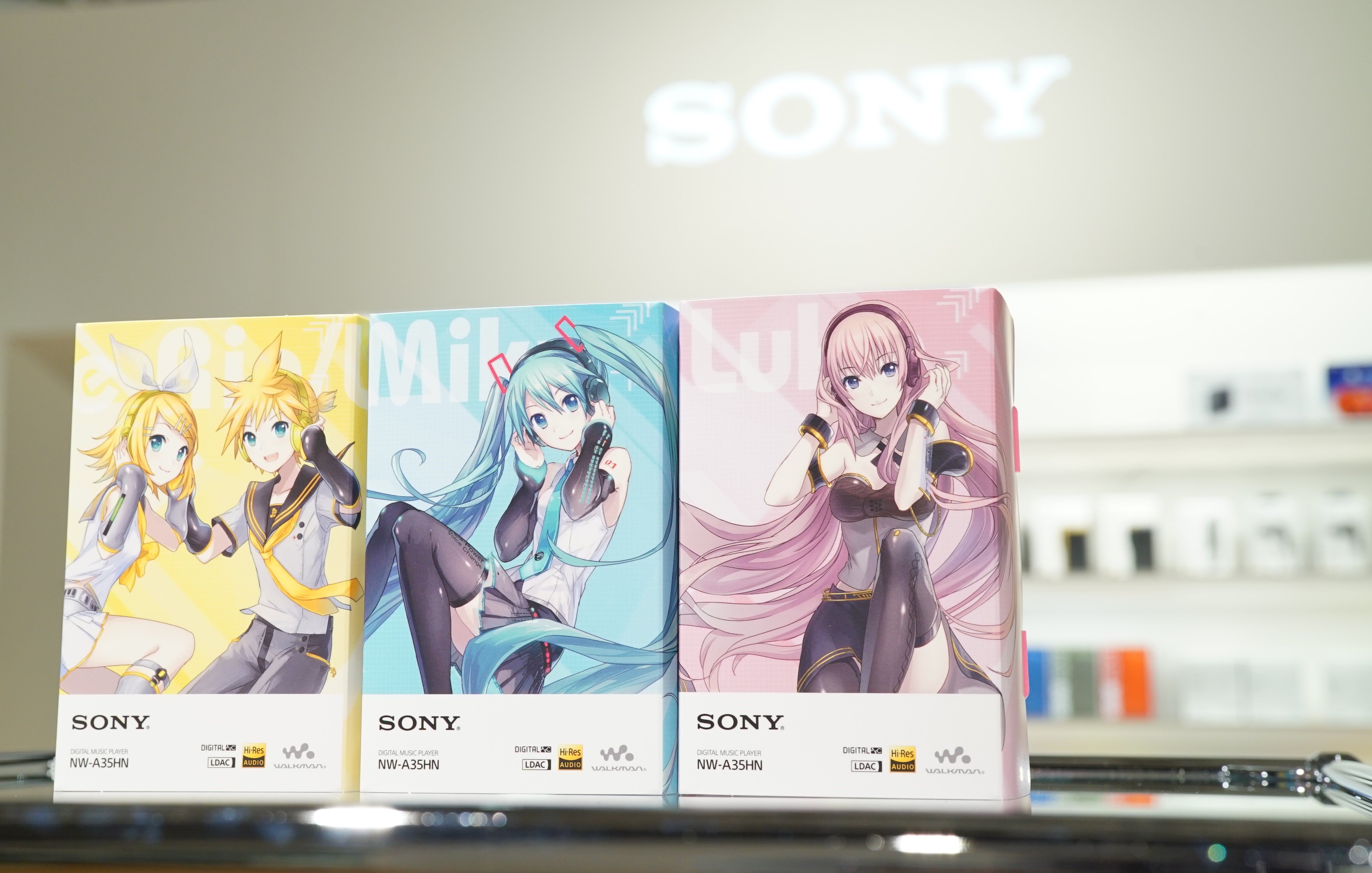 ソニーストア 銀座 Twitterren ウォークマン H Ear Go 初音ミク10周年記念モデル 絶賛展示中 ソニーストア銀座での展示がパワーアップしていることにお気付きでしょうか ソフトケースがついに追加展示になりましたので ご来館お待ちしてます Sony Walkman