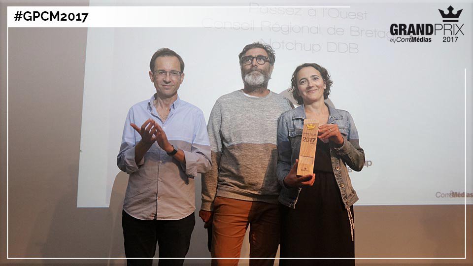 CometMedias's tweet photo. [#GPCM2017] Remise prix #Agence #EnjeuxPublics par @tsaurat @reseauAPCOM à #NotchupDDB pour #Passezalouest ➡ @regionbretagne #BZH https://t.co/xrptW2MQlN