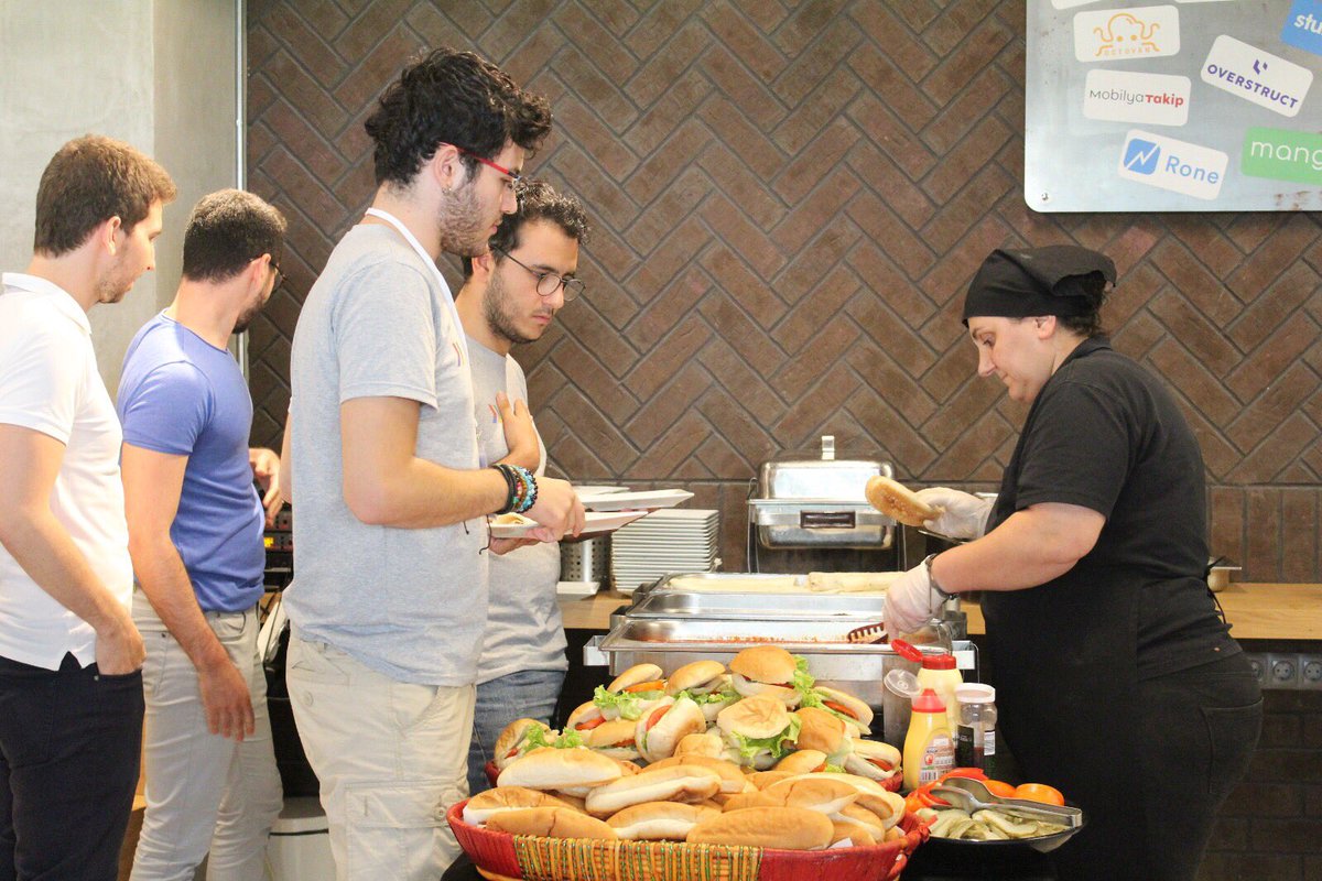 garajco's tweet photo. Google Developers #launchpadweek son öğle arasında startuplar ve mentorlar networkinge devam ediyor👍🏼 https://t.co/wuI2e1zBPO