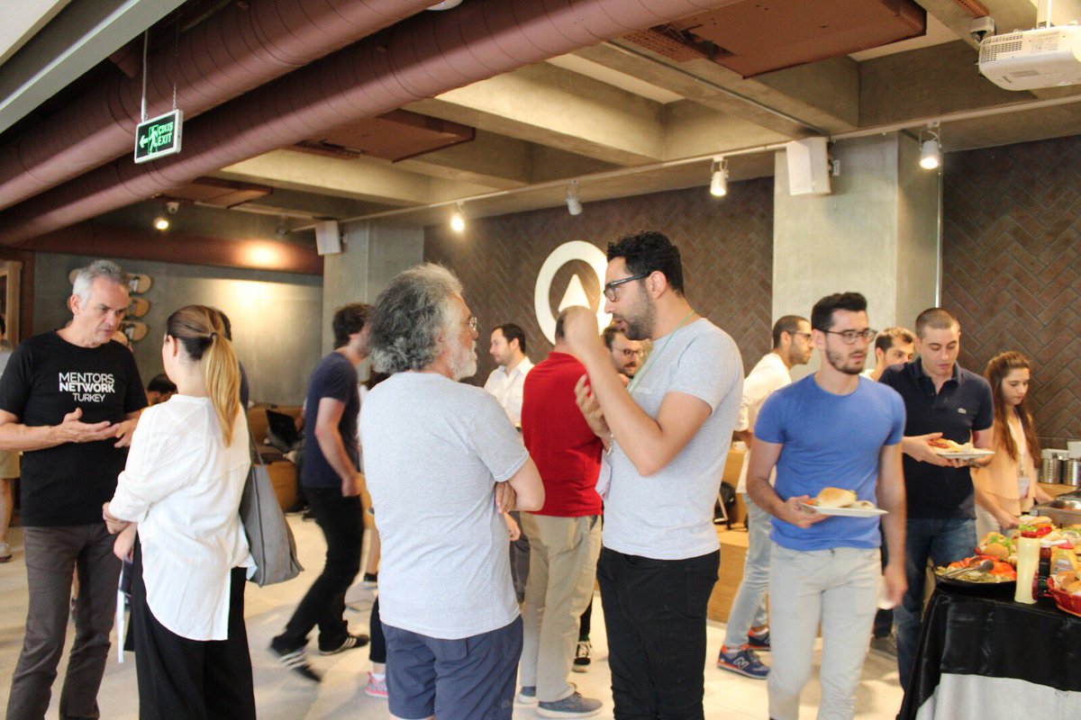 garajco's tweet photo. Google Developers #launchpadweek son öğle arasında startuplar ve mentorlar networkinge devam ediyor👍🏼 https://t.co/wuI2e1zBPO