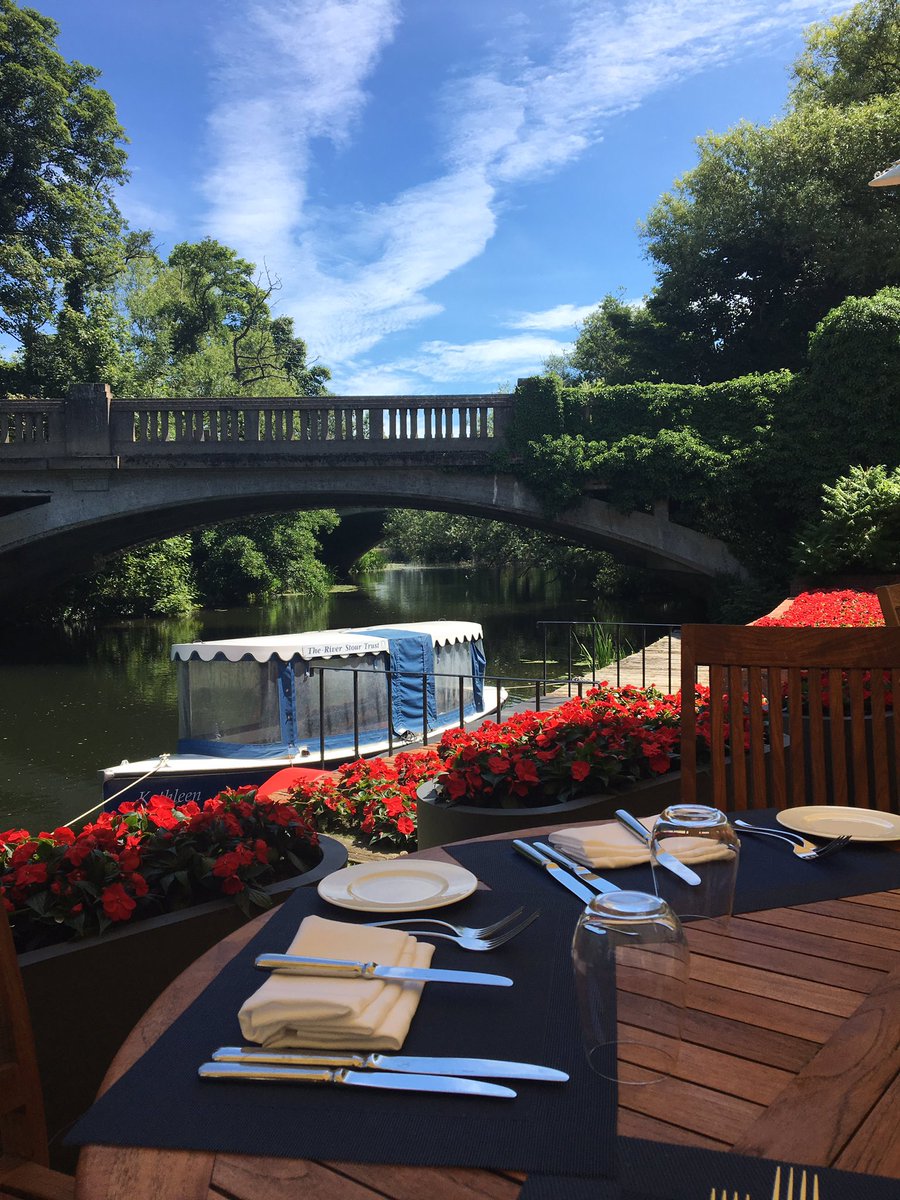 Happy Friday everyone! Le Talbooth picture perfect as always #riverside #restaurant #outsidedining