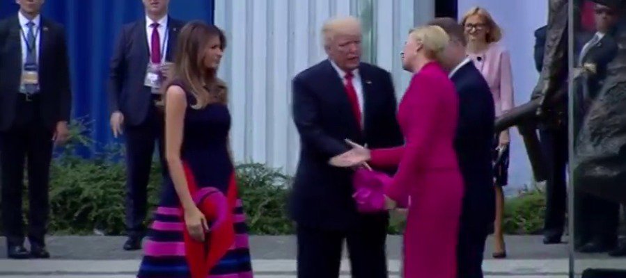 VÍDEO La primera dama de Polonia ignora a Donald Trump y le deja con la mano colgada atres.red/skodm1