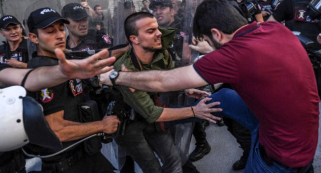 Londra &amp; İstanbul.. <a href="/Topshop/">Topshop</a> mağazası büyük bir gururla haftamızı kutlarken biz sokağa çıkamadık!  <a href="/LondonLGBTPride/">➡️ @PrideInLondon 🏳️‍🌈</a> #Topshop #Topman #LGBT