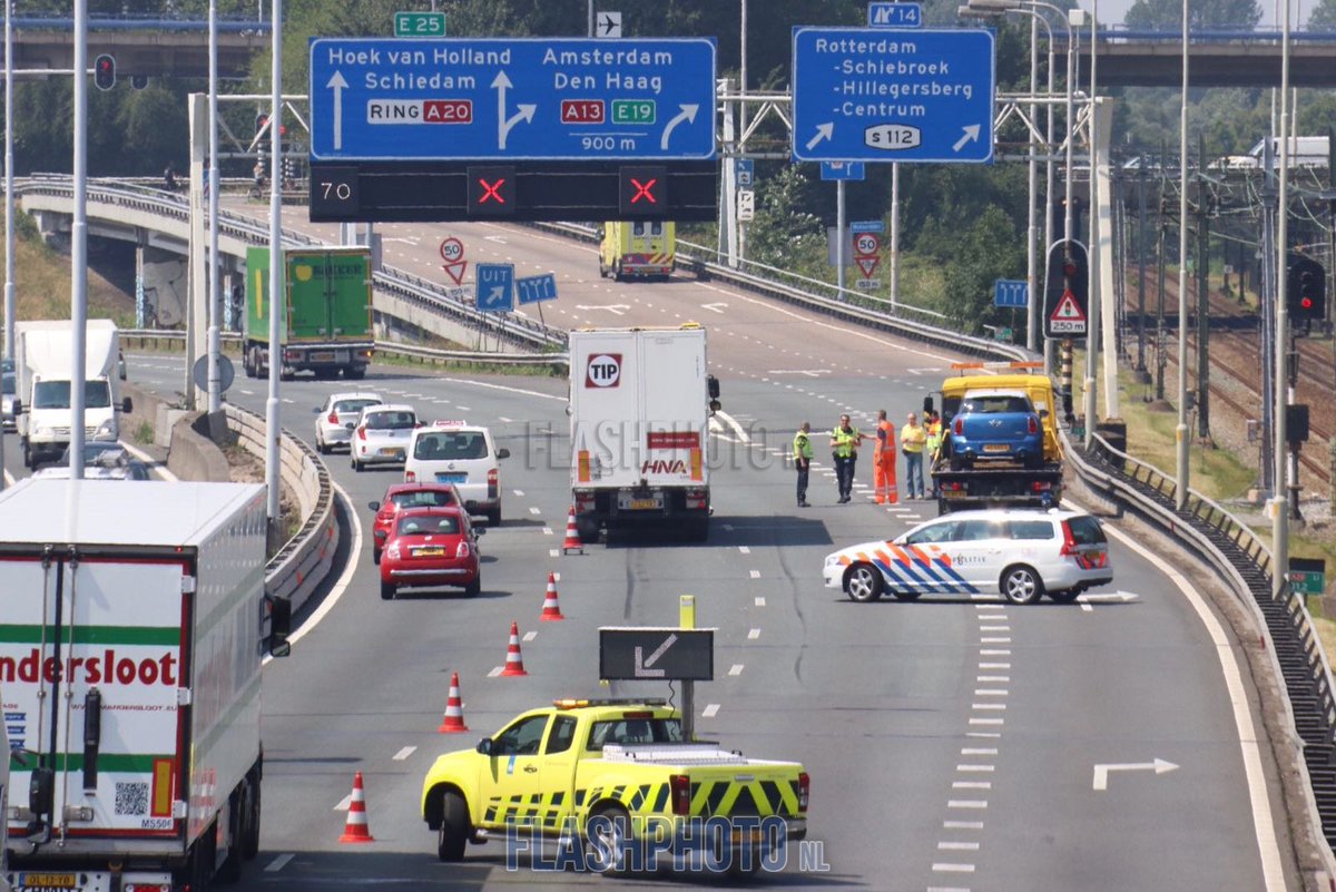 flashphotoNL's tweet photo. A20 Rotterdam: Het ging om een aanrijding vrachtwagen vs auto. Foto van locatie: https://t.co/Ql9GnCi7EL
