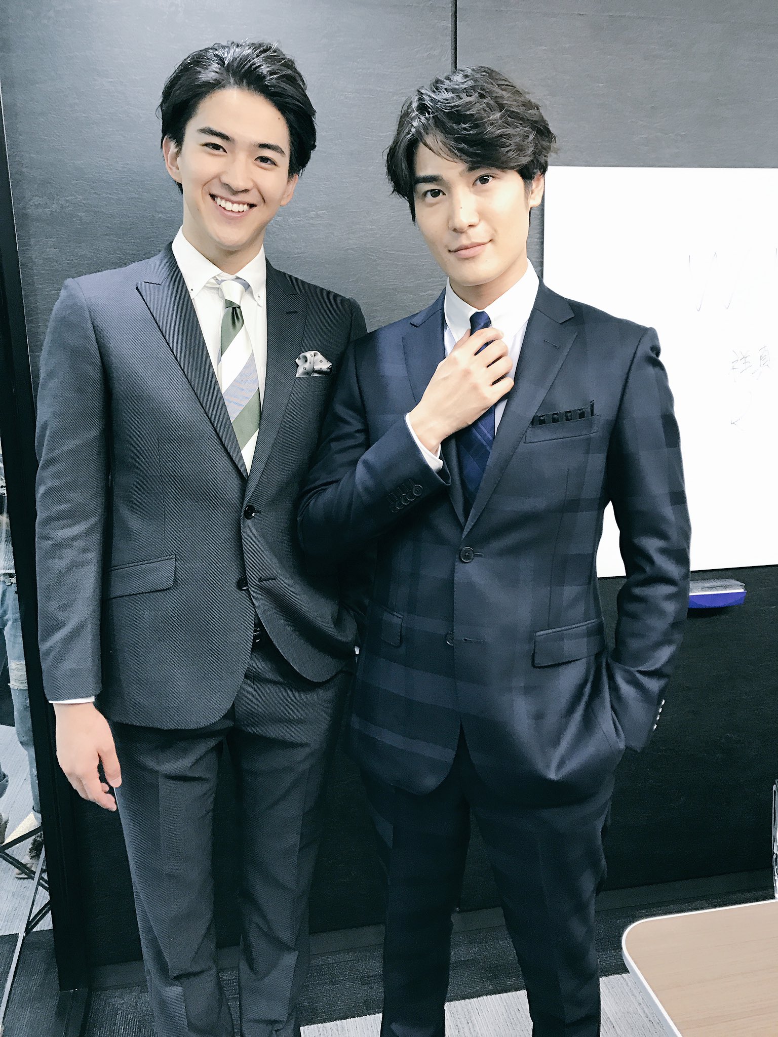 Hero Vision 本日は Hero Vision 65 で Wしょうま こと町井祥真くん 甲斐翔真くんの対談取材でした 野心家で切れ者な印象のあるおふたりが 場所を変えてできる男に 撮影では色気やツンデレ 笑顔はオフショット仕様です 発売日はおってお知らせ