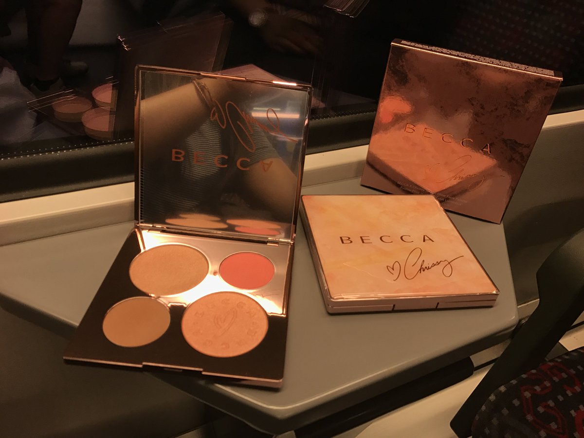 5_missi's tweet photo. @chrissyteigen We are in love with this palette! 😍😍😍 #thankyouchrissy https://t.co/KMf701mX2j