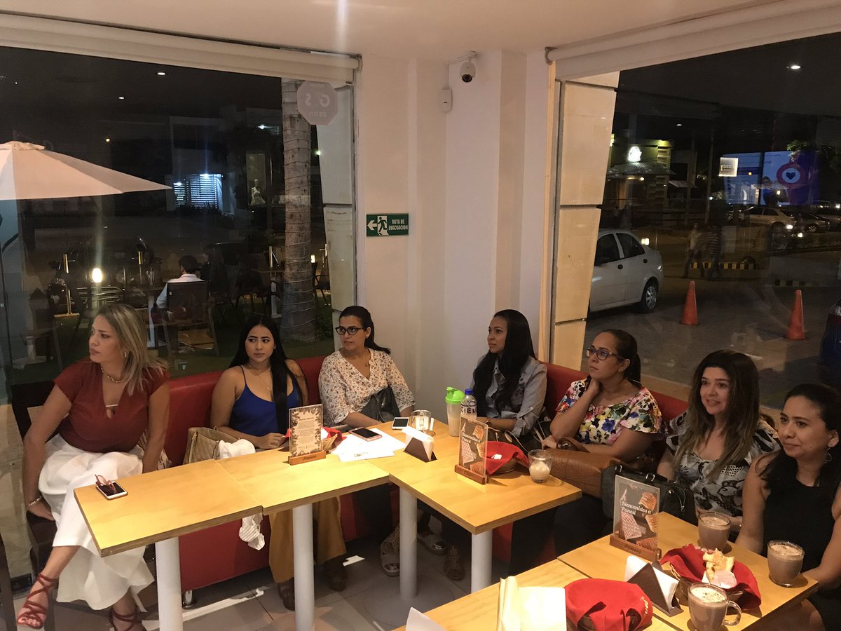vaneguerrero08's tweet photo. El nodo de #GGLBaq en el #GGCoffee de ayer en donde definimos propuestas para continuar con el plan de trabajo trazado. Gracias a todas! 💜 https://t.co/vu1nOaxdB0