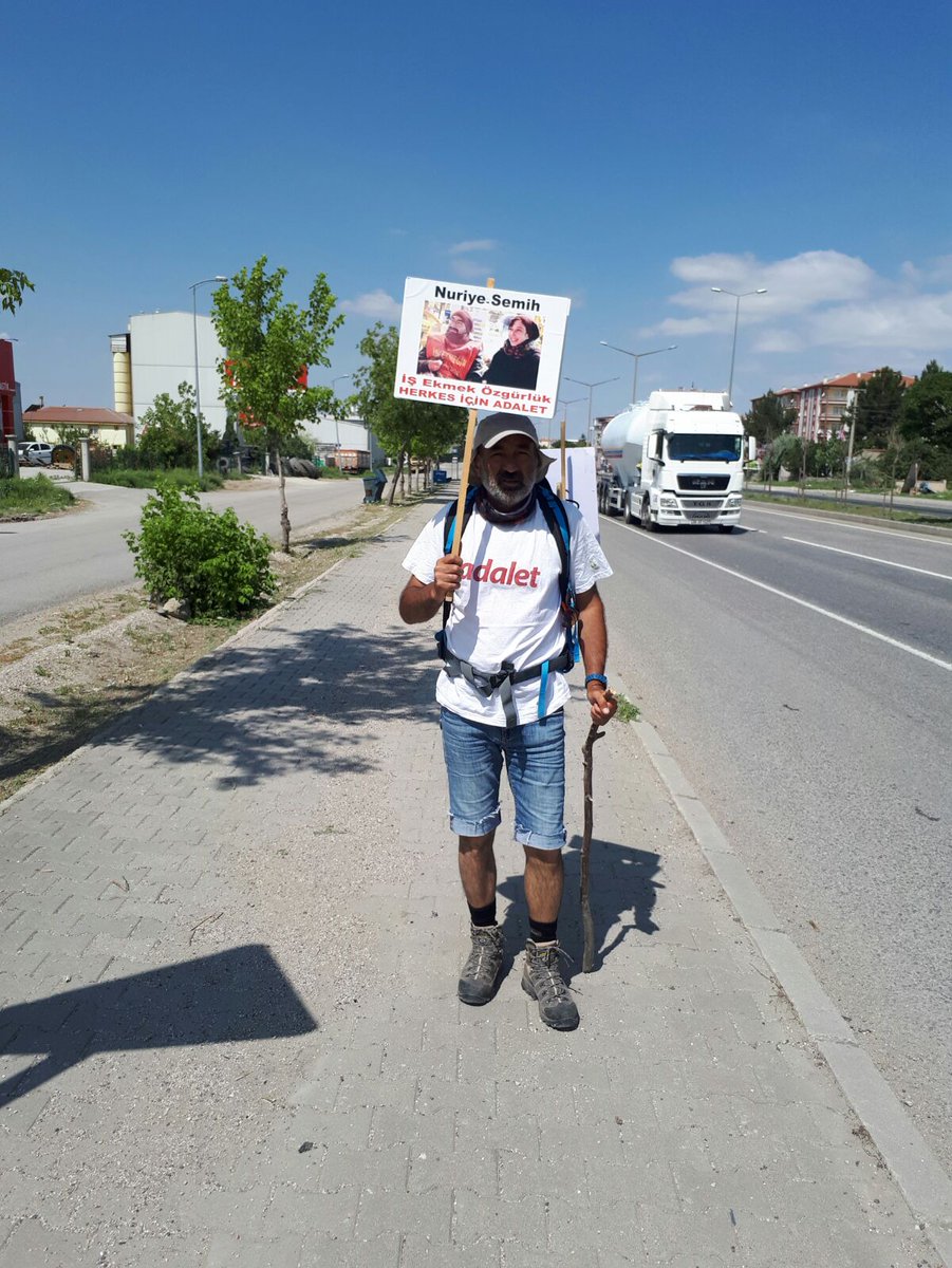 #SonDakika
Nuriye Gülmen ve Semih Özakça için #İzmir'den #Ankara'ya yürüyen Adem Kızılçay Ankara girişinde gözaltına alındı.