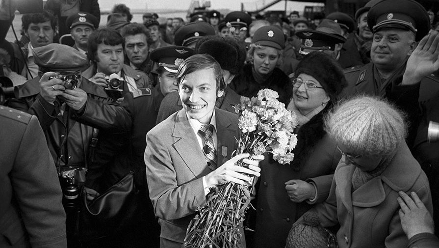 Douglas Griffin on X: Hastings, December 1971. Soviet GMs Viktor Korchnoi  & Anatoly Karpov pose for a photo. They went on to share 1st-2nd place in  the Hastings International, ahead of Mecking