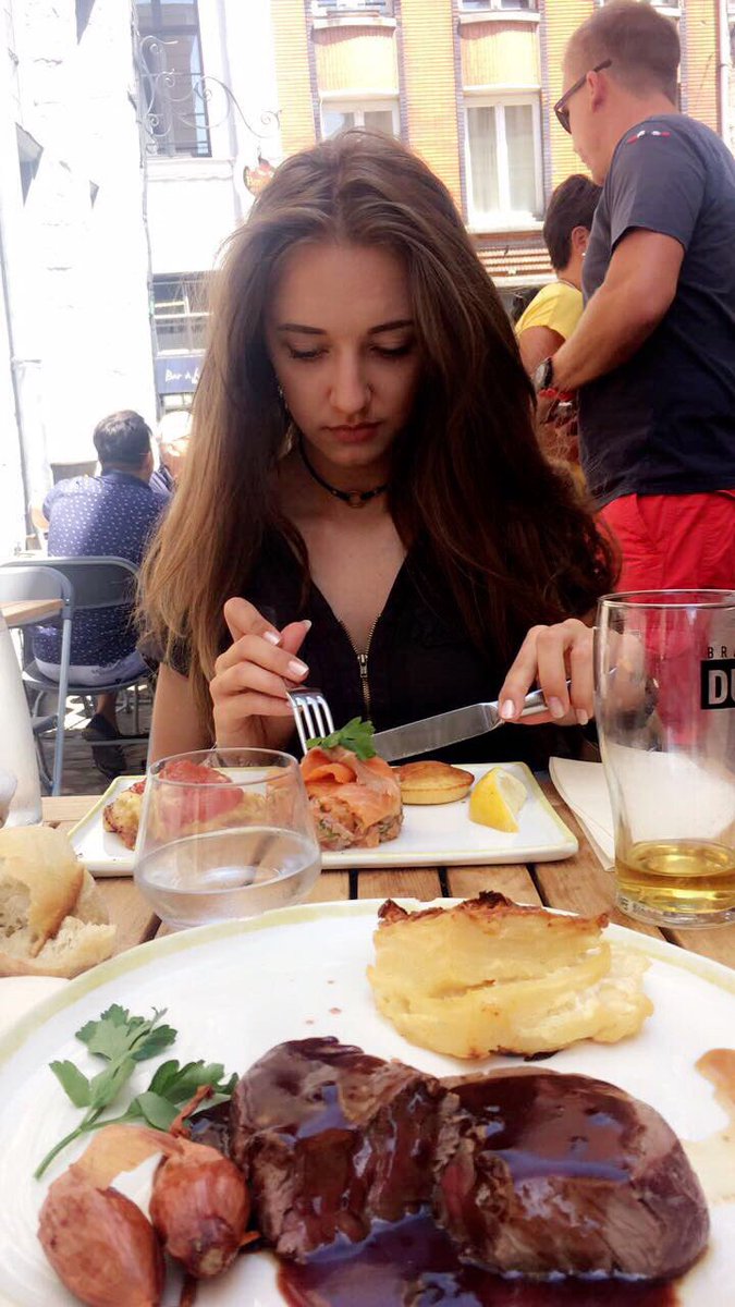 lopitjul's tweet image. Je viens de payer un restaurant à ma sœur parce qu&apos;elle a eu son bac