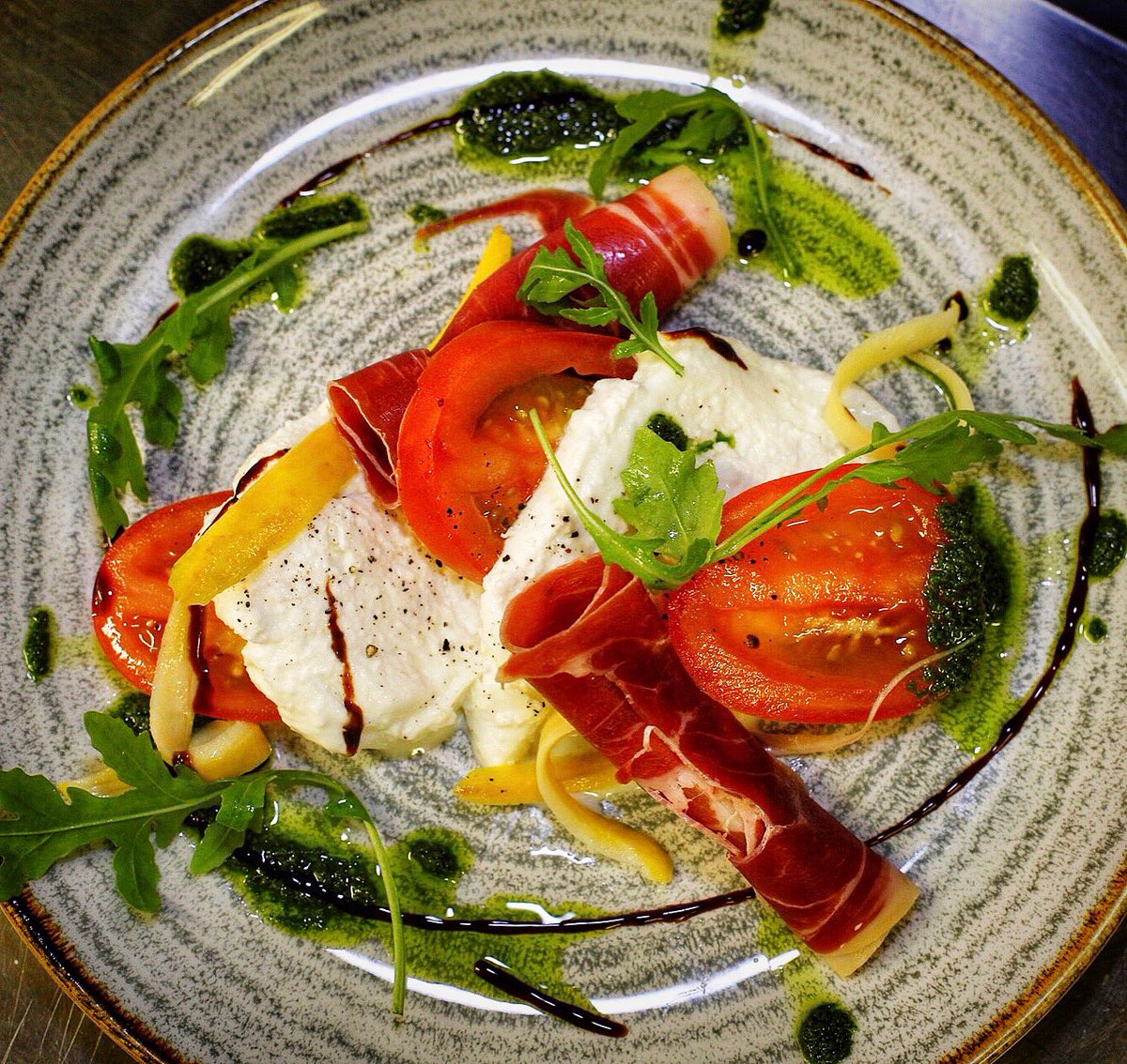 Beautiful summer salad 🥗 <a href="/PheasantUk/">The Pheasant </a> Buffalo Mozzarella, Parma Ham, plum tomatoes 🍅 &amp; homemade basil pesto 😍