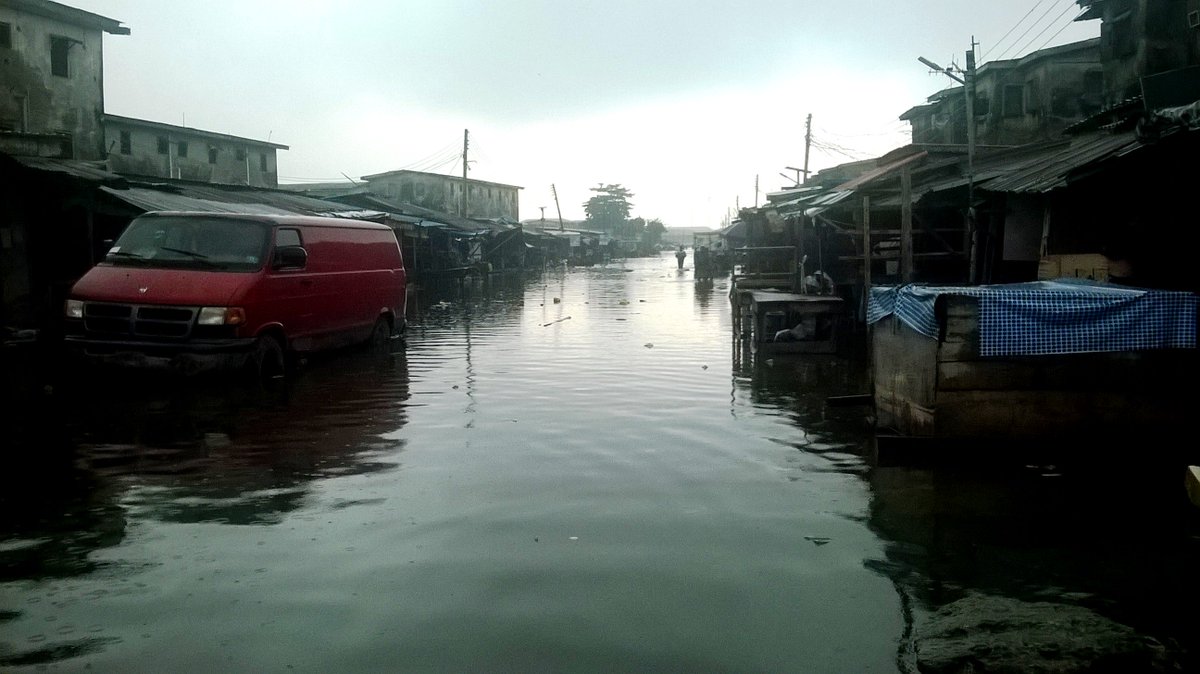 dezignqings's tweet photo. @yawazobiafm @Wazobia_FM PLS CALL ETI-OSA LGA TO DRAIN JAKANDE WATER LOG (all our beds are soaked with soak-away water) see d pic 7/7/17 https://t.co/Q7o1vpHoGO