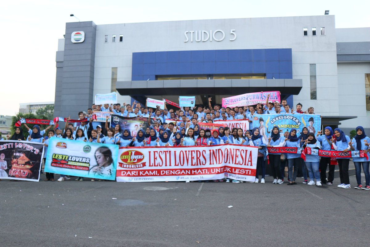 Lesti_Jenong_DA's tweet photo. Terinakasih banyak buat ka2 leslov yg sudah hadir ke studio @IndosiarID 😍😍🙏😪 Terharuuuu...
#KonserLestySangKejora https://t.co/hykj6wewOn
